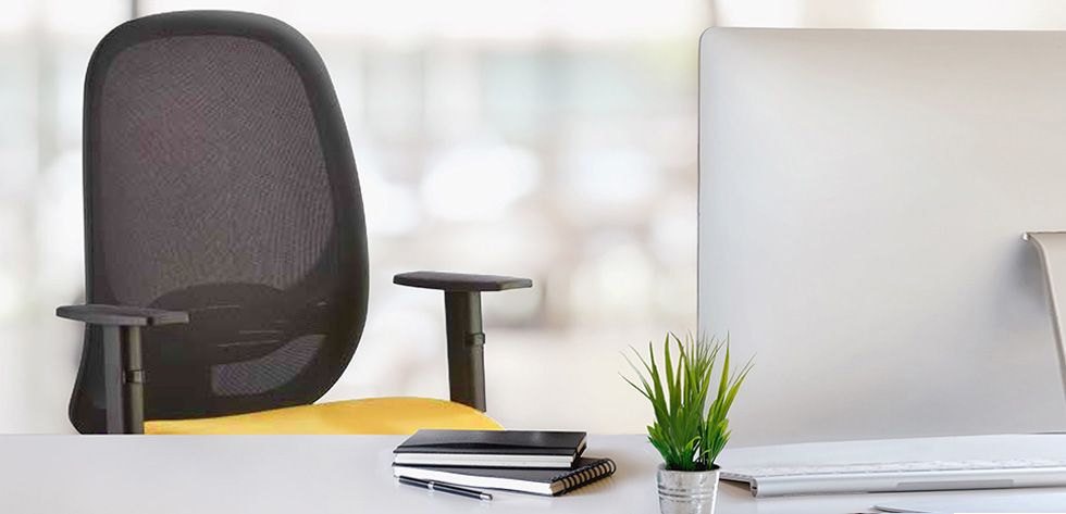 Due viste di una sedia da ufficio ergonomica blu con base e braccioli grigi, ripresa frontalmente e lateralmente.