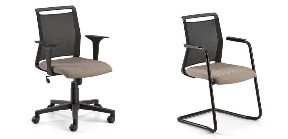 Due viste di una sedia da ufficio ergonomica blu con base e braccioli grigi, ripresa frontalmente e lateralmente.