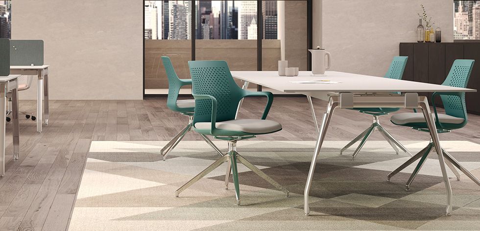 Due viste di una sedia da ufficio ergonomica blu con base e braccioli grigi, ripresa frontalmente e lateralmente.