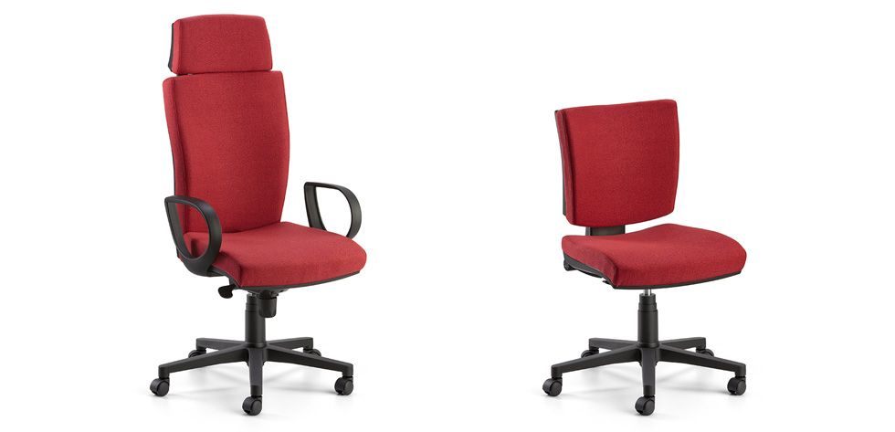 Due viste di una sedia da ufficio ergonomica blu con base e braccioli grigi, ripresa frontalmente e lateralmente.