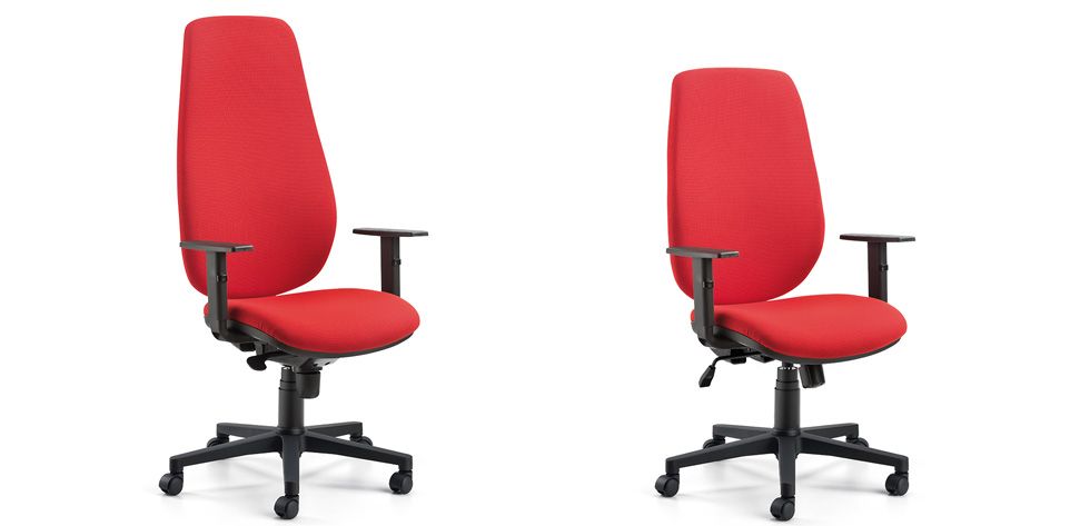 Due viste di una sedia da ufficio ergonomica blu con base e braccioli grigi, ripresa frontalmente e lateralmente.