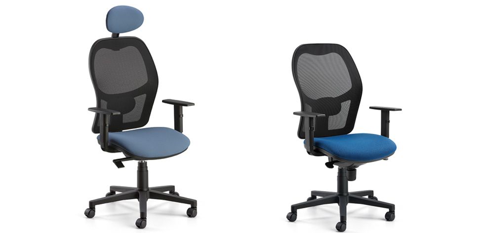 Due viste di una sedia da ufficio ergonomica blu con base e braccioli grigi, ripresa frontalmente e lateralmente.