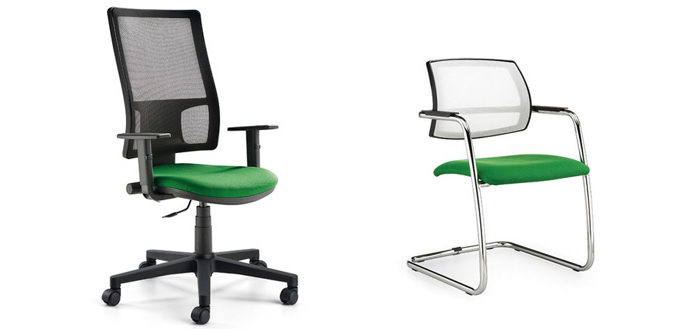 Due viste di una sedia da ufficio ergonomica blu con base e braccioli grigi, ripresa frontalmente e lateralmente.