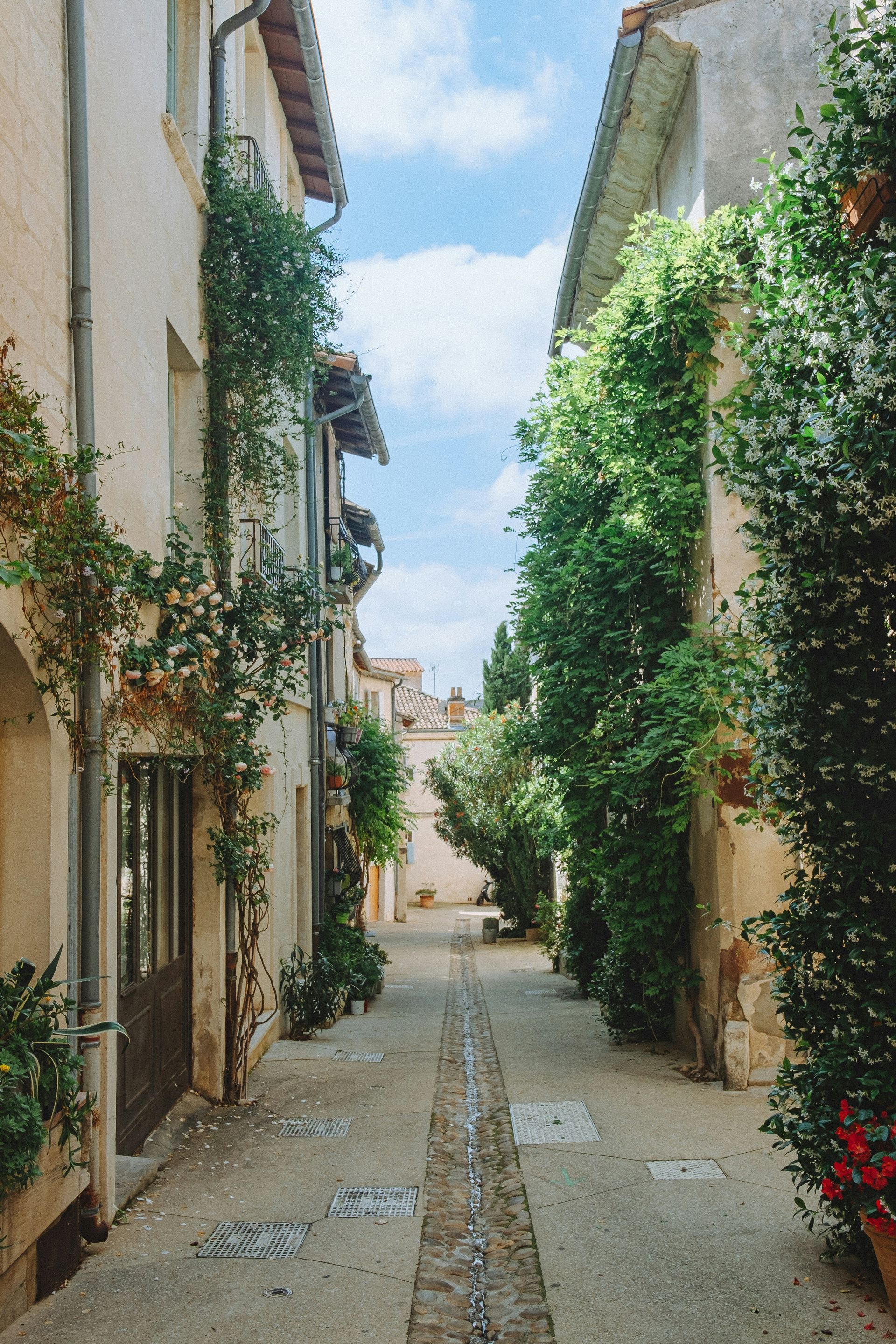 A narrow alleyway between two buildings in a small town in Provence, France.