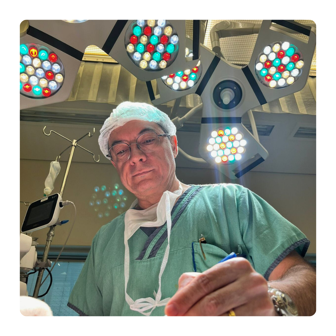 Dr. Erivelto Volpi em centro cirúrgico