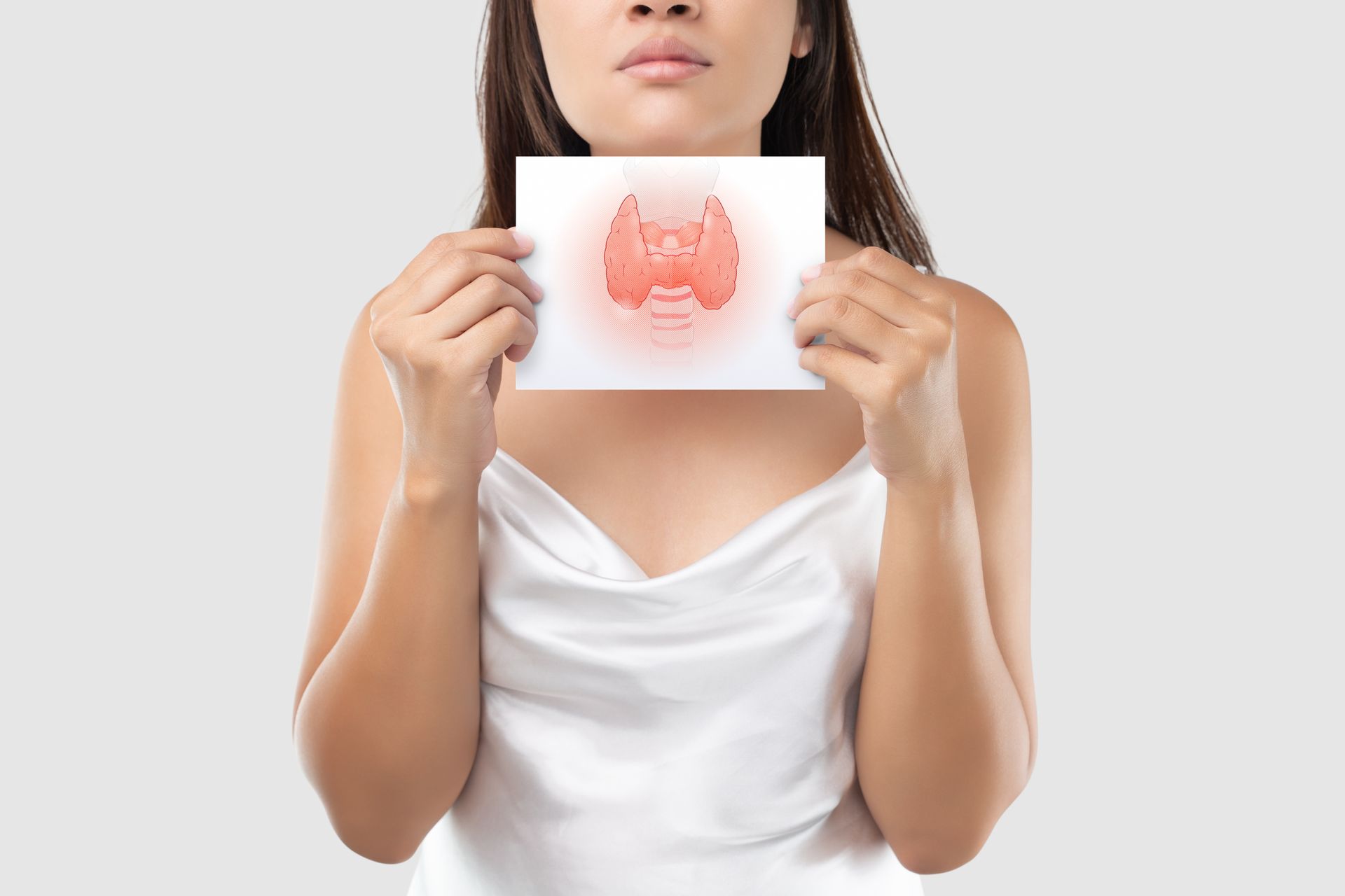 Tabela comparativa entre reposição e supressão hormonal da tireoide com foco em TSH, T4 livre e objetivos terapêuticos.