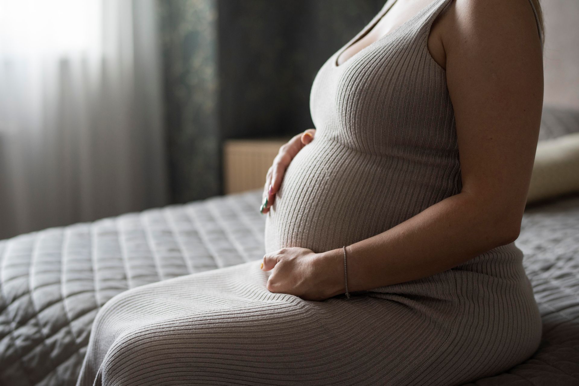 Após a iodoterapia, é recomendado aguardar 1 ano antes de engravidar. O acompanhamento médico e o ajuste da Levotiroxina garantem segurança na gestação. Mulher grávida em consulta médica após tratamento de câncer de tireoide, ajustando a dose de Levotiroxina com orientação do endocrinologista.