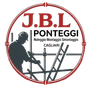 Logo per JBL Ponteggi con la silhouette di un operaio, un'impalcatura e un bordo circolare rosso su sfondo bianco.