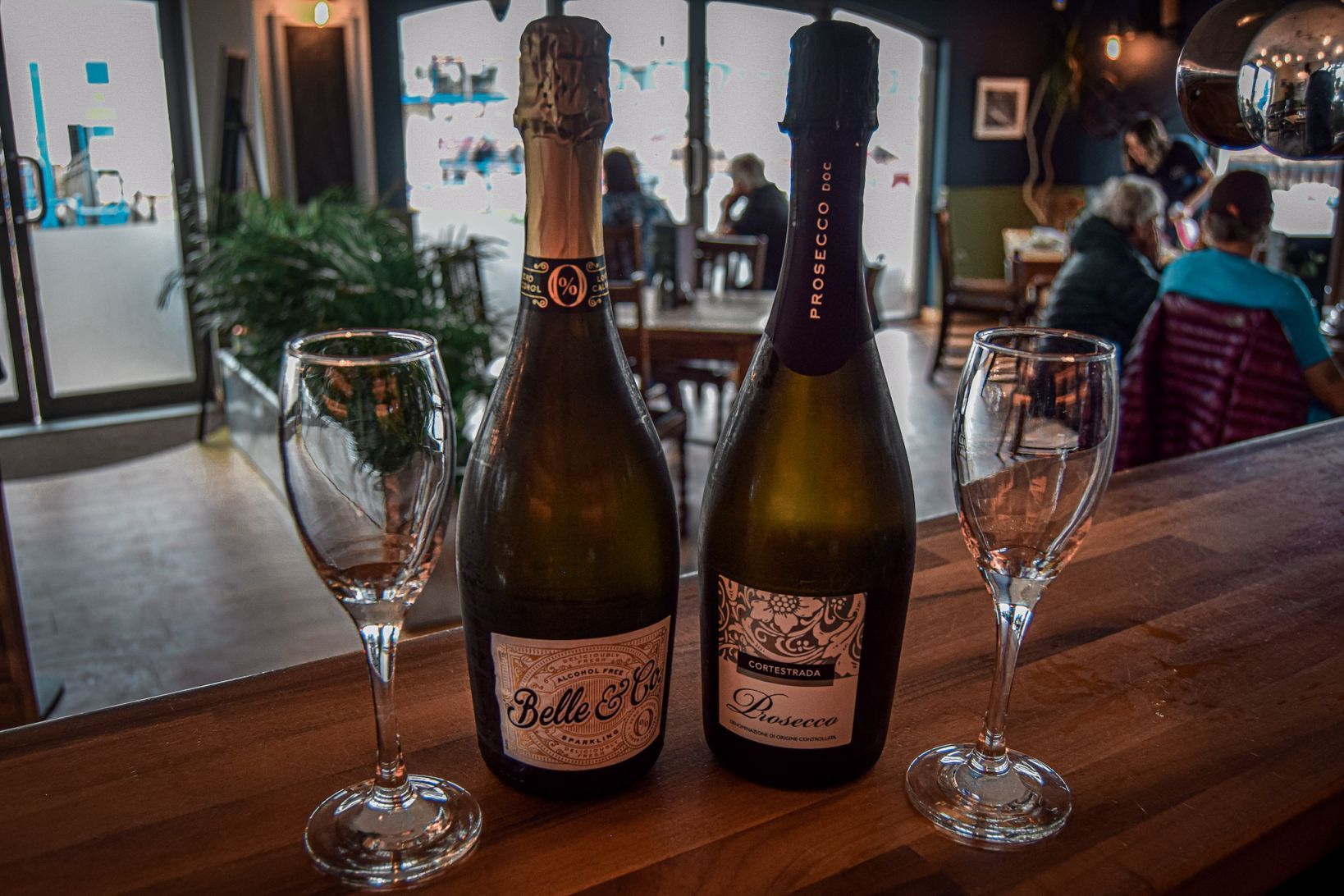 Alcoholic and alcohol-free prosecco.