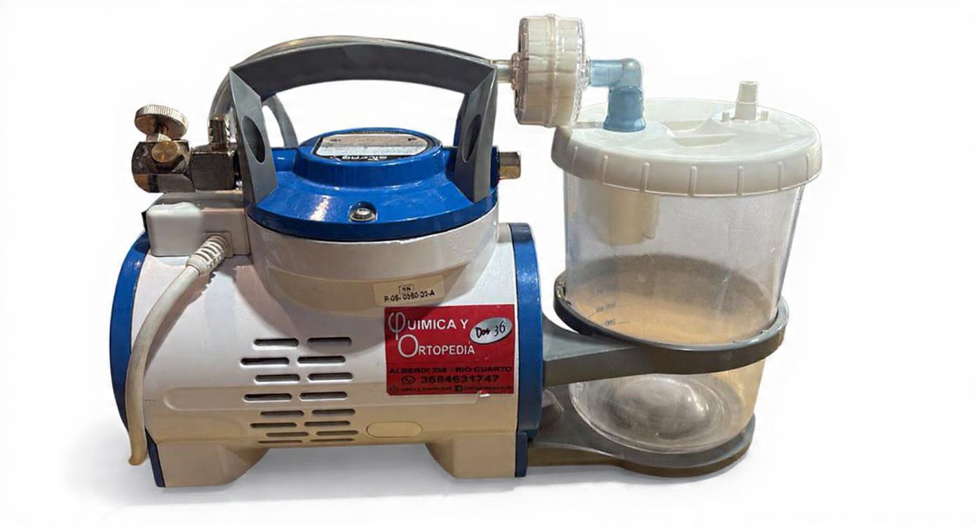 Sistema de filtración de laboratorio y bomba de vacío con manómetros, tubos y matraz de recolección.
