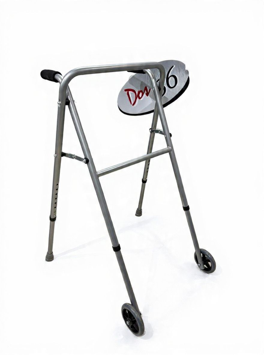 Andador plegable gris con empuñaduras negras y puntas de goma en las patas.