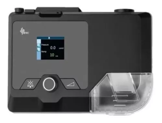 Máquina CPAP negra con una pequeña pantalla, un dial de control y un depósito de agua transparente a la derecha.