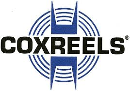 Logo Coxreels : texte noir « COXREELS » avec une forme géométrique bleue et des cercles bleus concentriques.