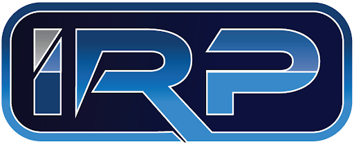 Logo avec les lettres « IRP » en dégradé bleu à l'intérieur d'un rectangle arrondi, avec des contours blancs sur un fond bleu foncé.