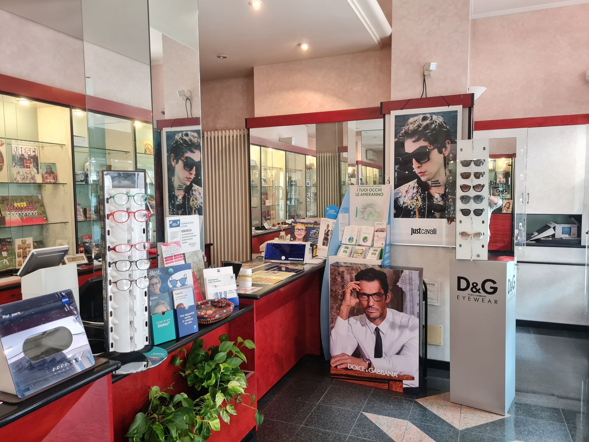 Un negozio pieno di occhiali da sole e un cartello che dice d & g