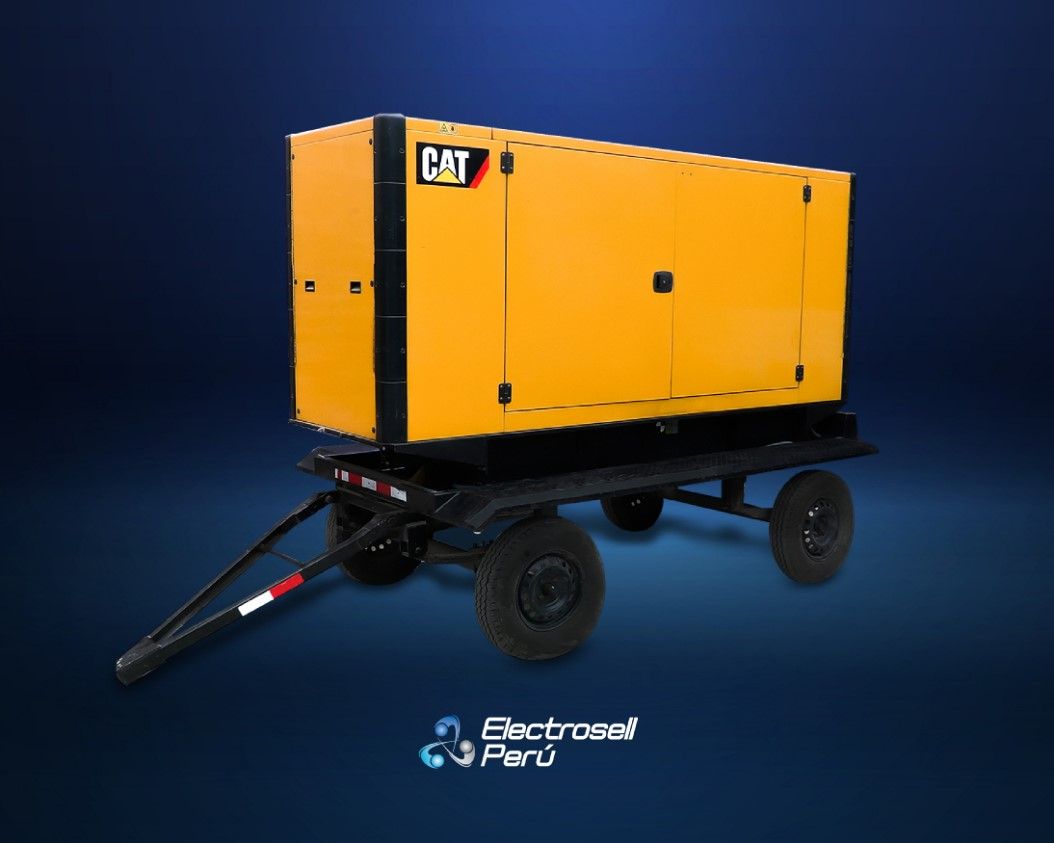 Generador industrial CAT amarillo sobre un remolque negro, con un fondo azul