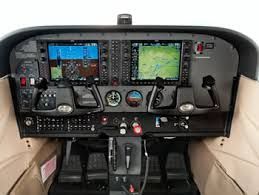 Garmin G1000 glass cockpit in a training aircraft showing dual flight and navigation displays.