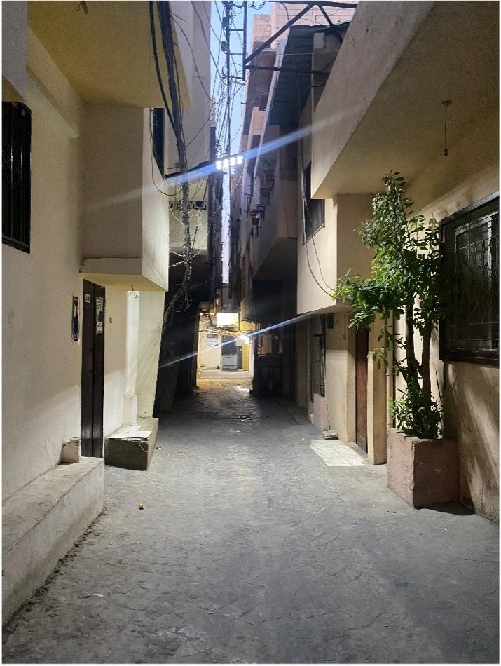 A narrow alleyway between two tall buildings