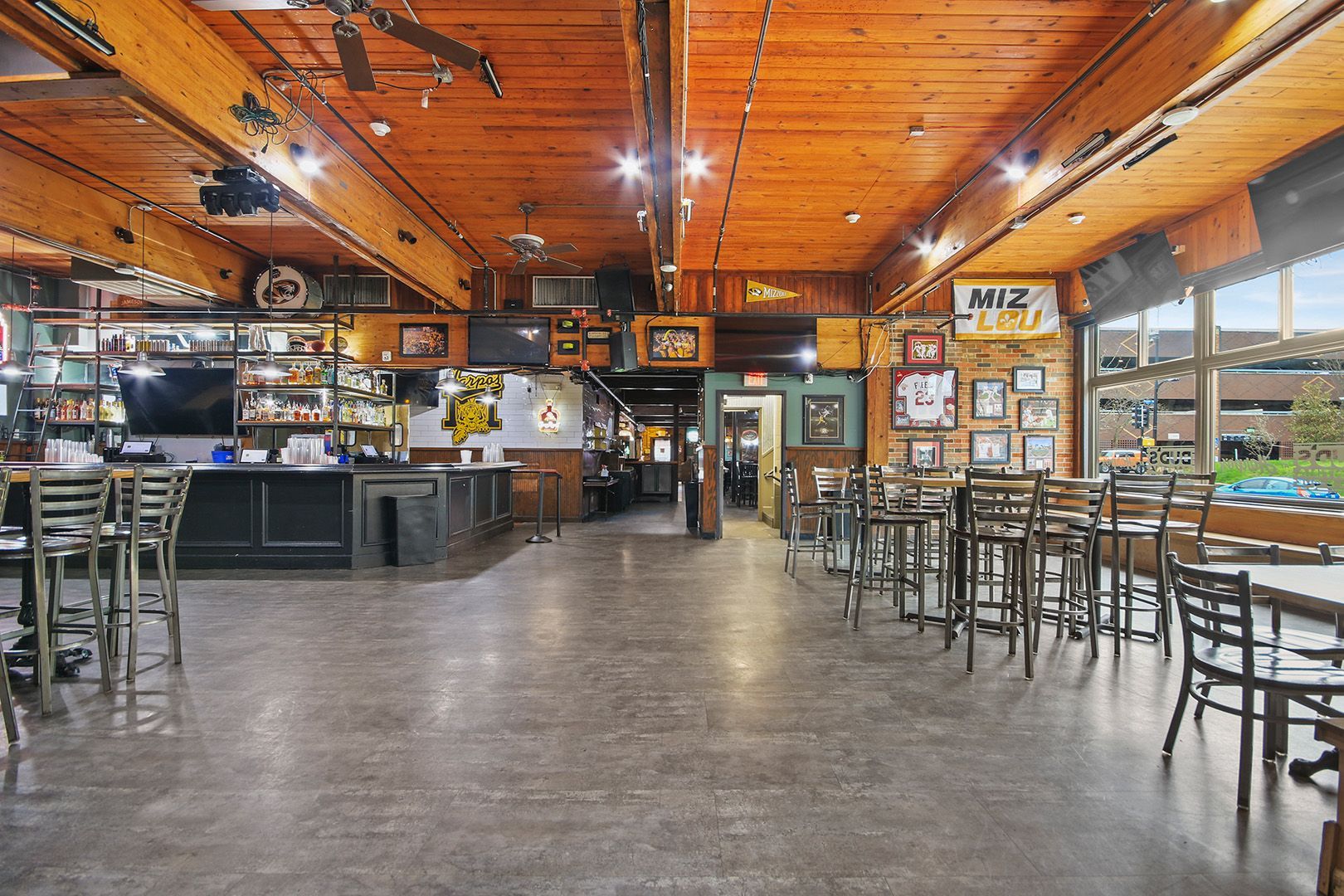 A large room with tables and chairs in a restaurant