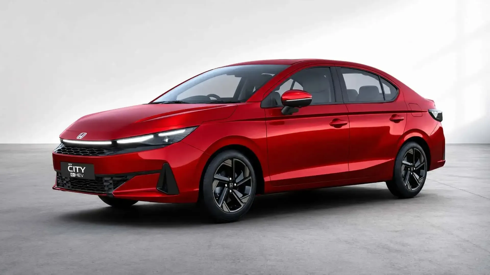 Carro sedan vermelho em fundo cinza claro de estúdio, vista frontal esquerda.