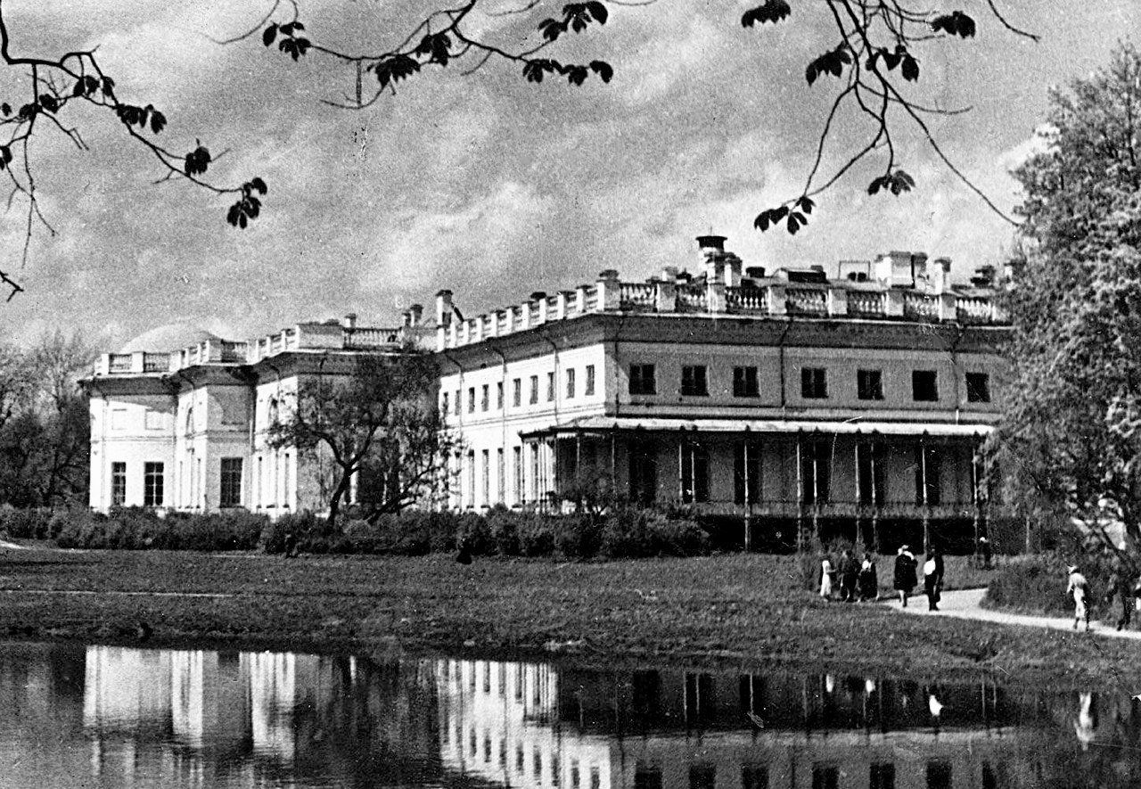1910s. View of the Alexander Palace and Kitchen Pond
