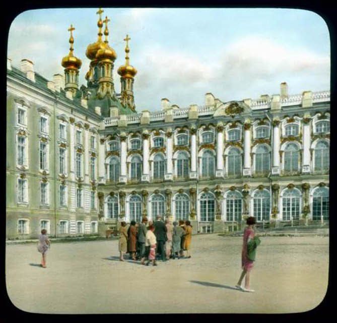 Пролетарии на парадном дворе Екатерининского дворца. 1930 г.