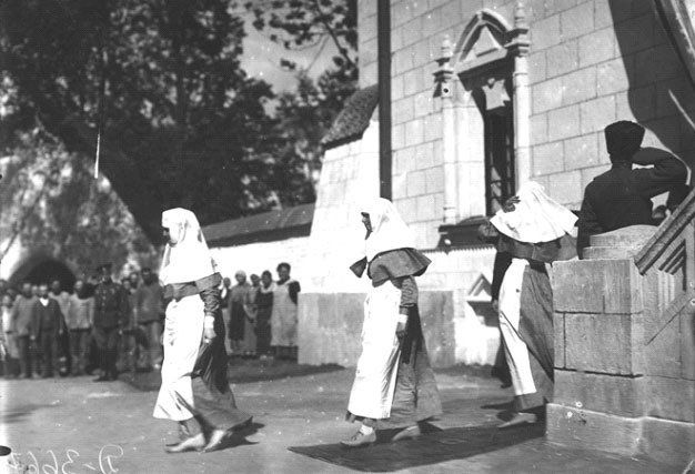 The Empress and Grand Duchesses leave the Officers' Infirmary. 1916