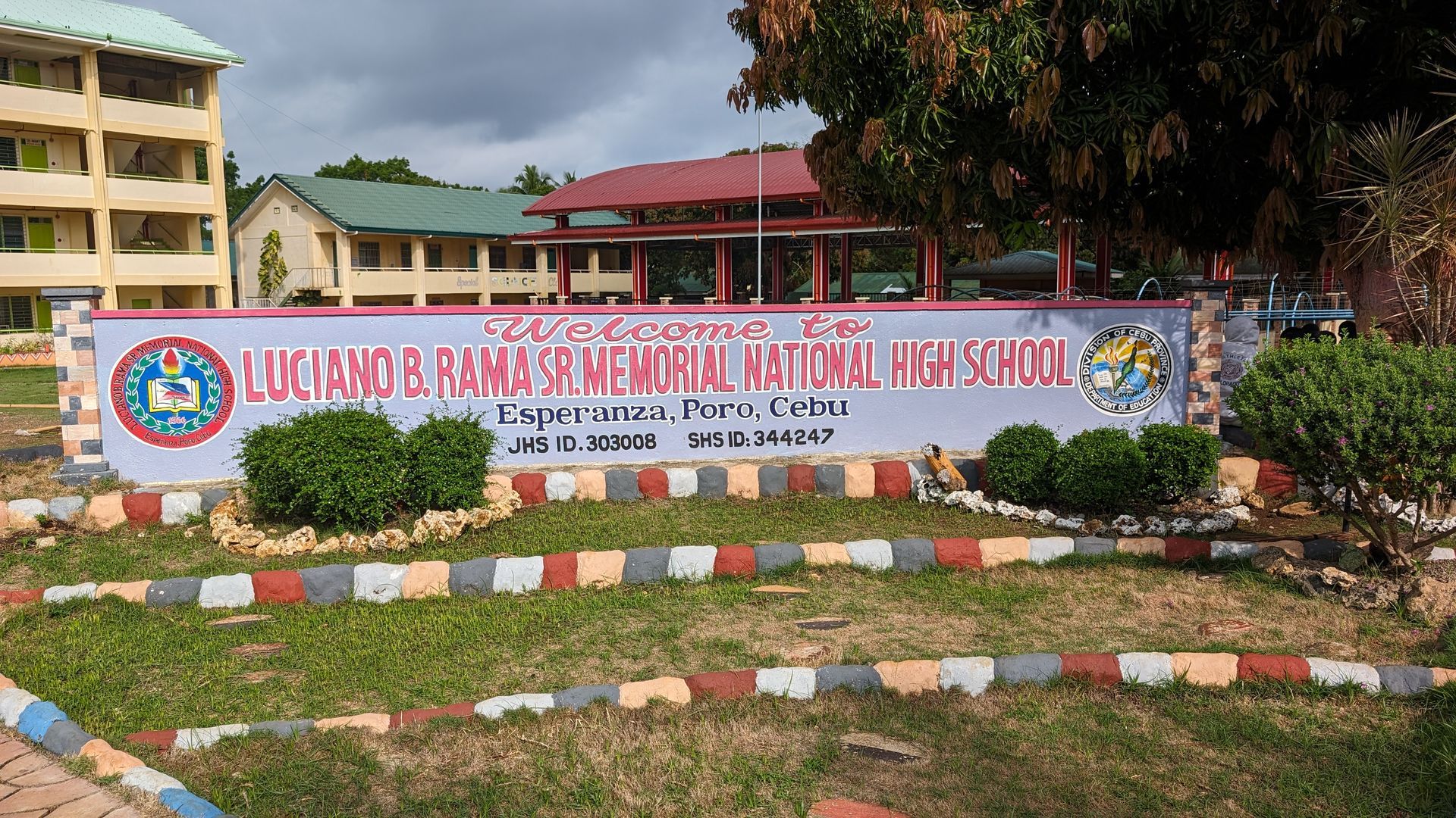 A sign in front of a building that says national high school
