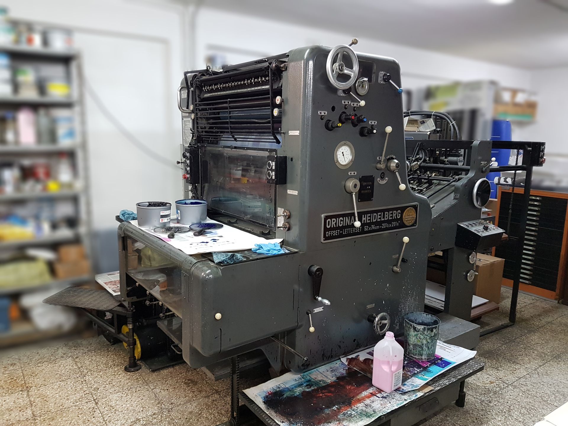 Une machine à imprimer est posée sur une table dans une pièce.