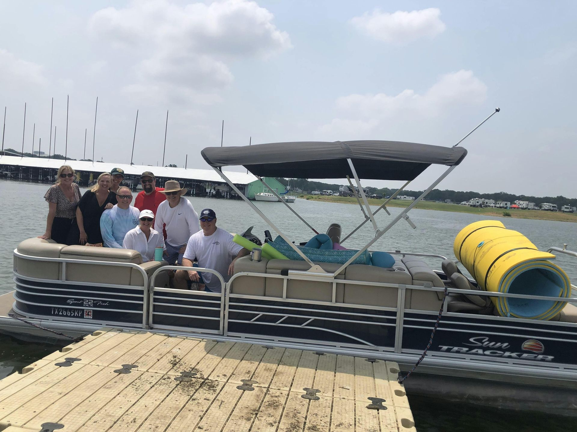 Suntracker pontoon boat rental at Lake Grapevine, Tx