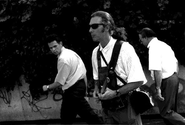 Je Blouze pour vous. Blues in the streets with a portable amplifier and an electric guitar.