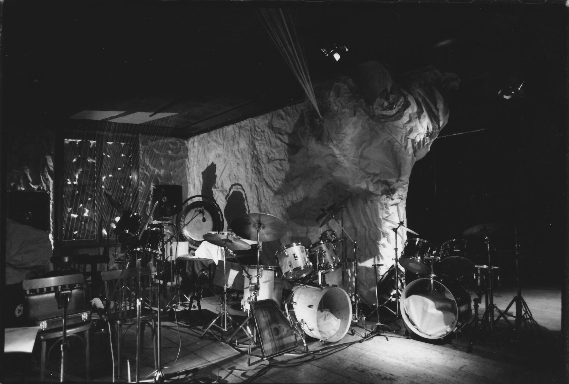 Le CoCo (Collectif de Compositeurs). Performance totalement improvisée dans toute la salle de spectacle recouverte de papier mâché.