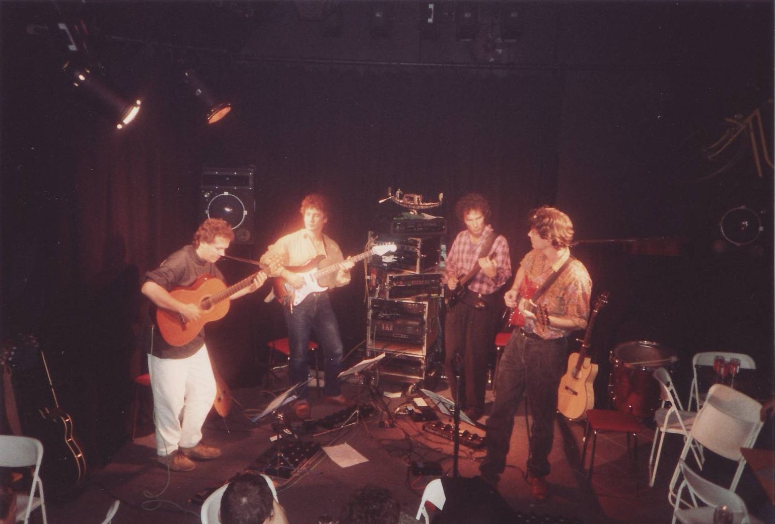 Le FOUR. Quartet de guitares (acoustiques, électriques et guitares-synthétiseur).
