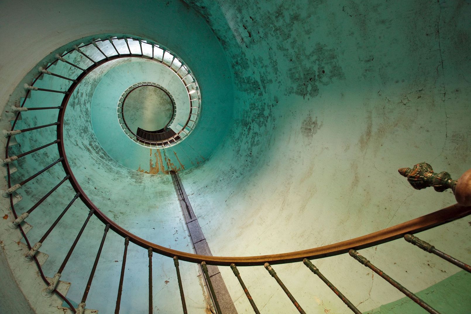 Escalier en colimaçon représentant l'élévation par la formation, spécialement par la culture de l'écoute.