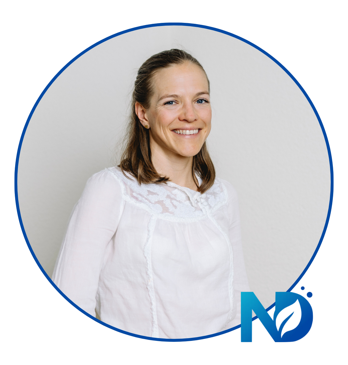 Femme souriante en chemisier blanc, dans un portrait circulaire à bordure bleue avec un logo dans le coin