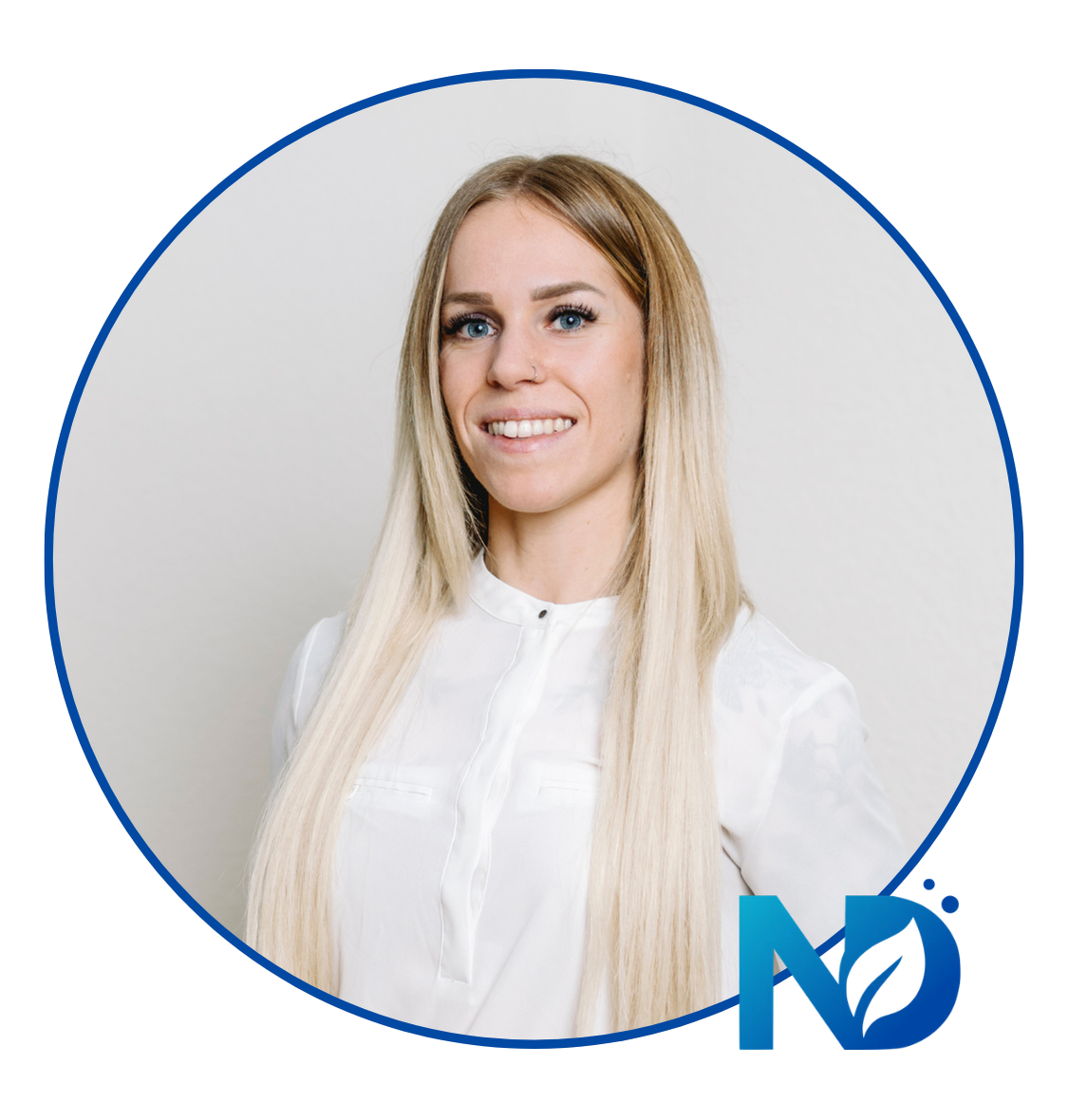 Femme souriante en chemisier blanc à l'intérieur d'un cadre circulaire bleu, avec un logo bleu en bas à droite.