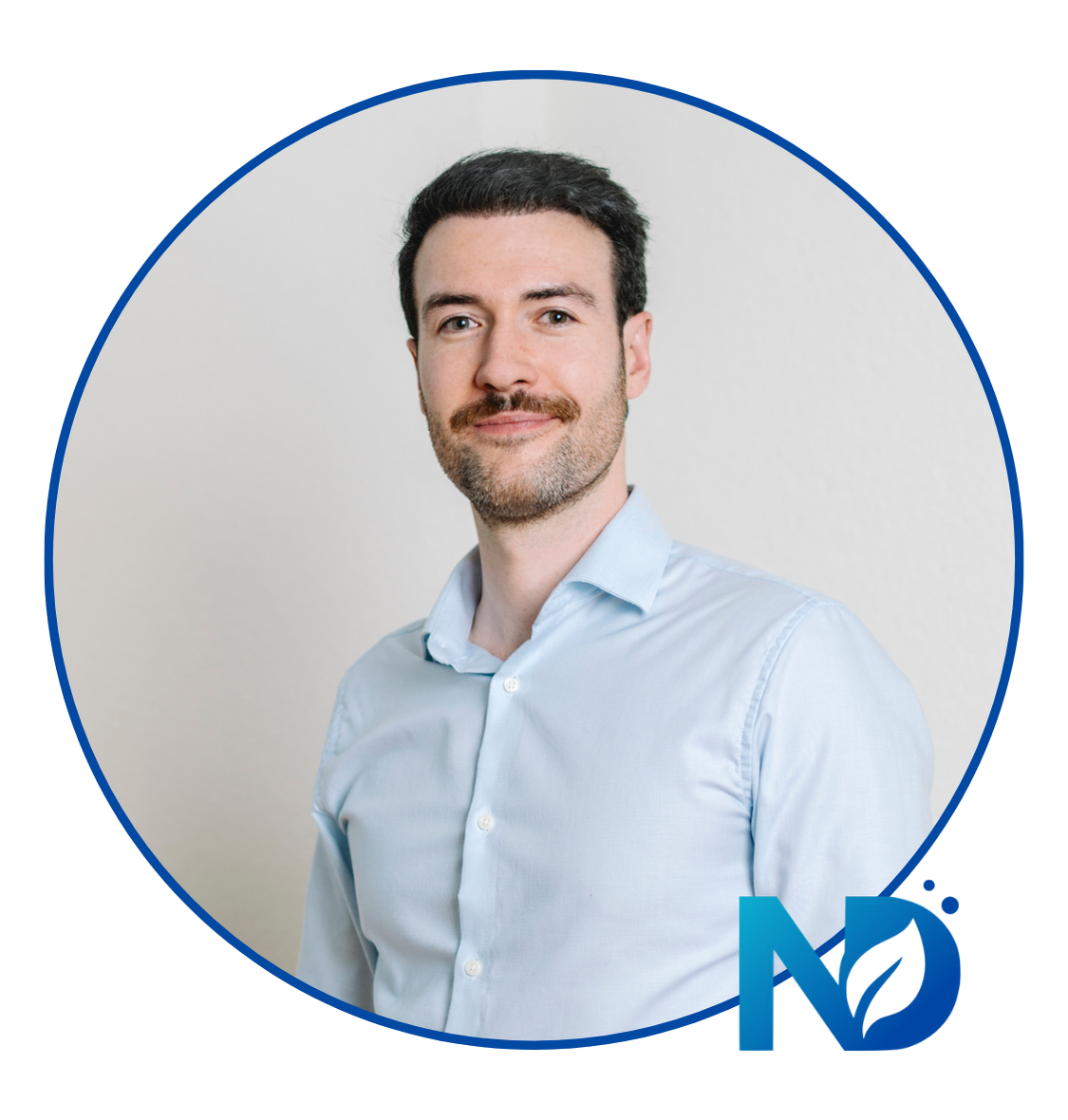 Portrait d'un homme en chemise bleu clair à l'intérieur d'un logo circulaire bleu