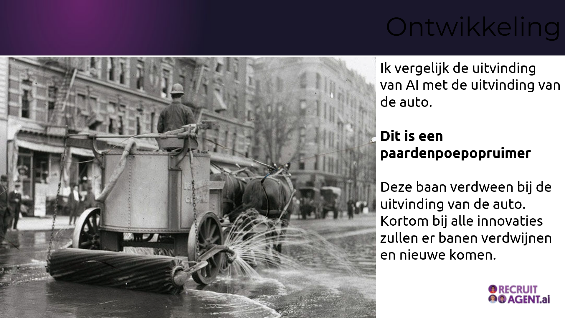 Een zwart-witfoto van een door paarden getrokken voertuig