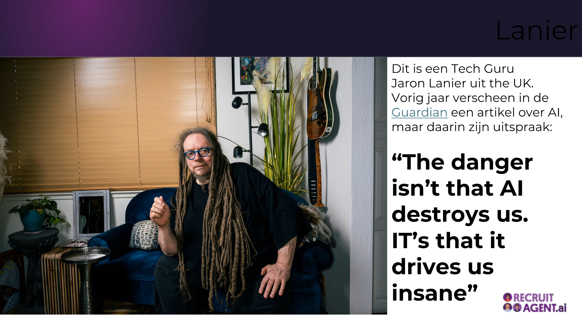 Een man met dreadlocks zit op een bank in een woonkamer.