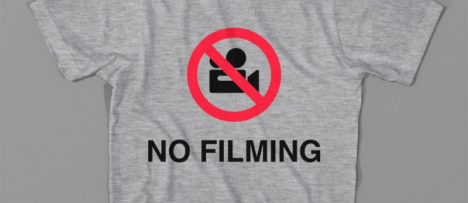Een t-shirt met een 'niet filmen'-bordje erop