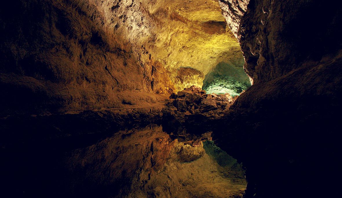 Lanzarote-CuevadelosVerdes-volcanic-tube