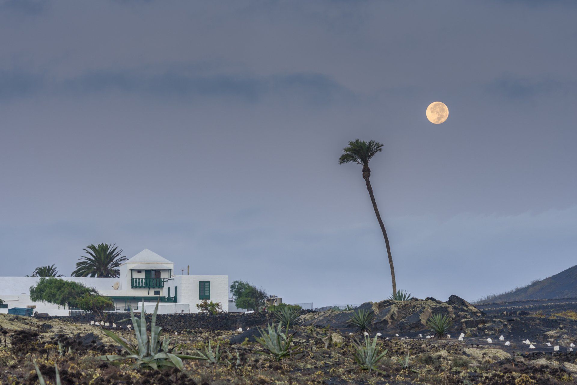 Lanzarote-moon-volcano