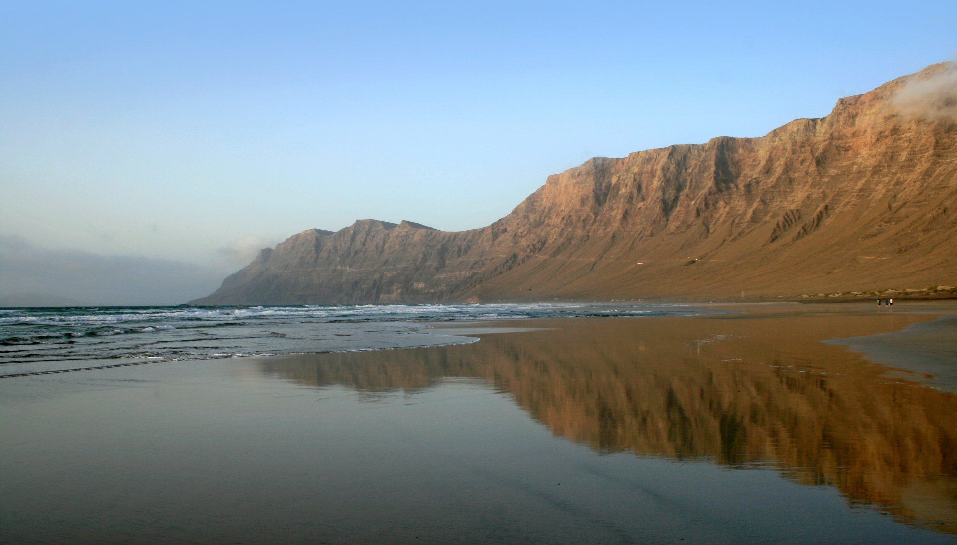 Lanzarote-Famara-beach-wild-stunning