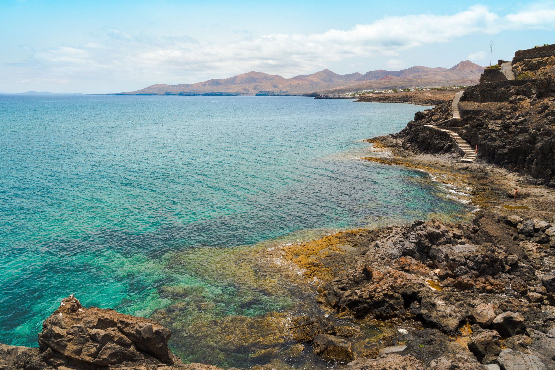 Lanzarote-PuertodelCarmen-stony-costline