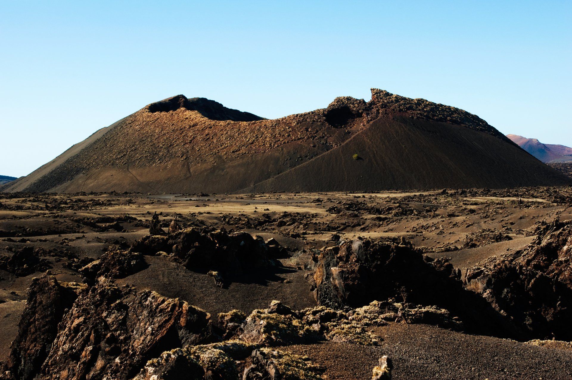 Lanzarote-Tinajo-VolcanDelCuervo-volcano-uniqueholidays