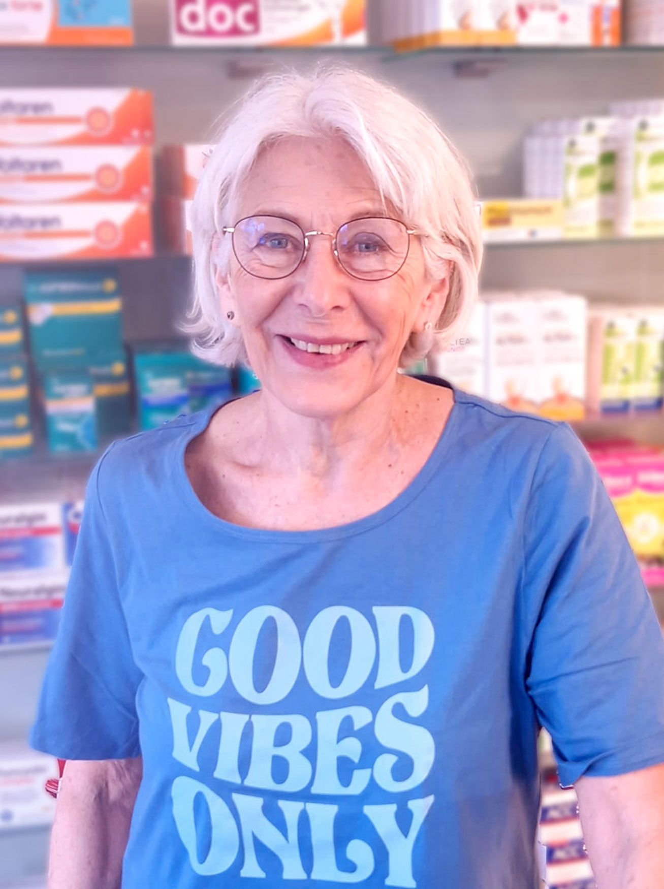 Eine Frau, die ein blaues T-Shirt mit der Aufschrift „Good Vibes Only“ trägt