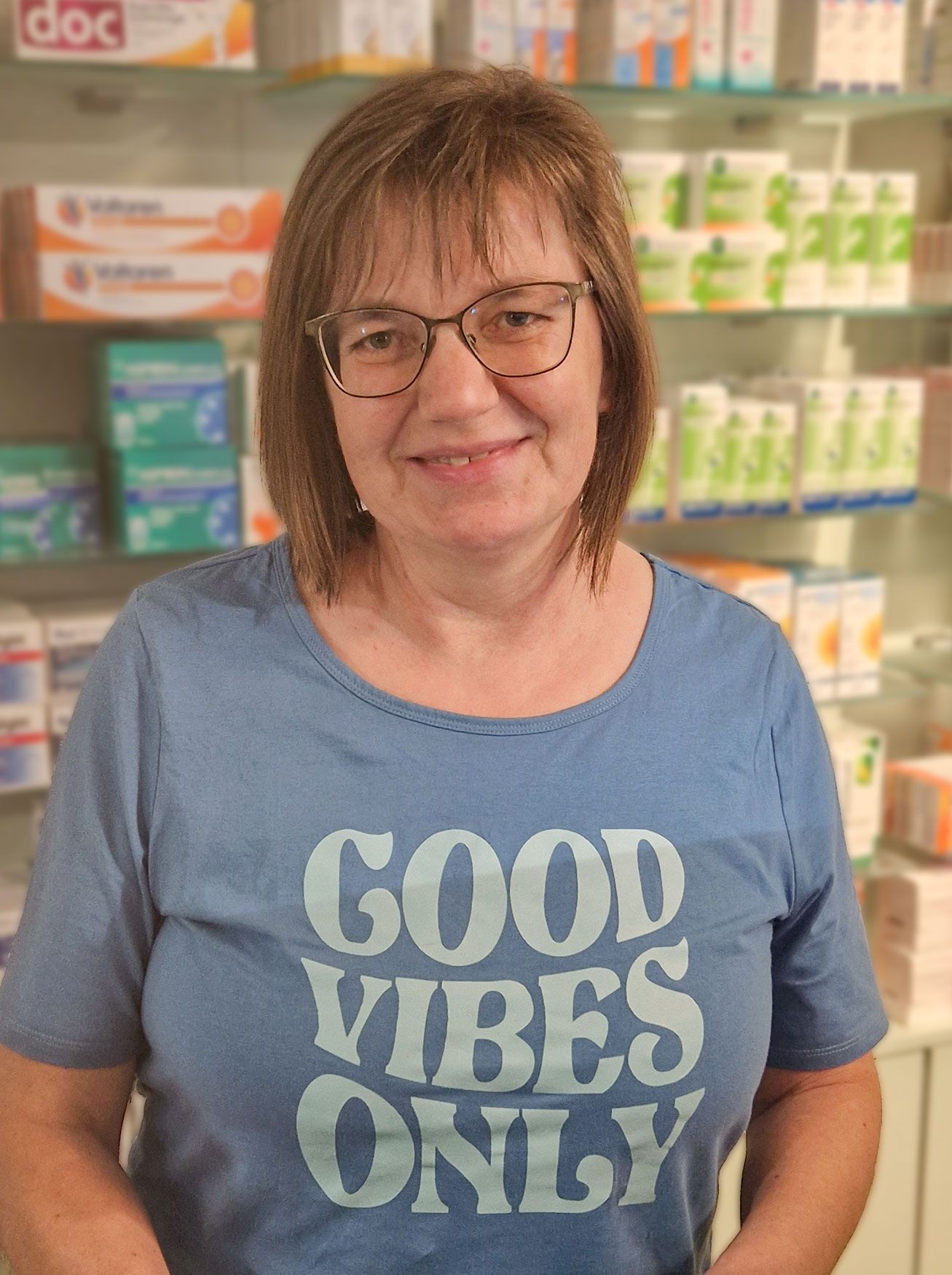 Eine Frau trägt ein blaues T-Shirt mit der Aufschrift „Nur gute Stimmung“.