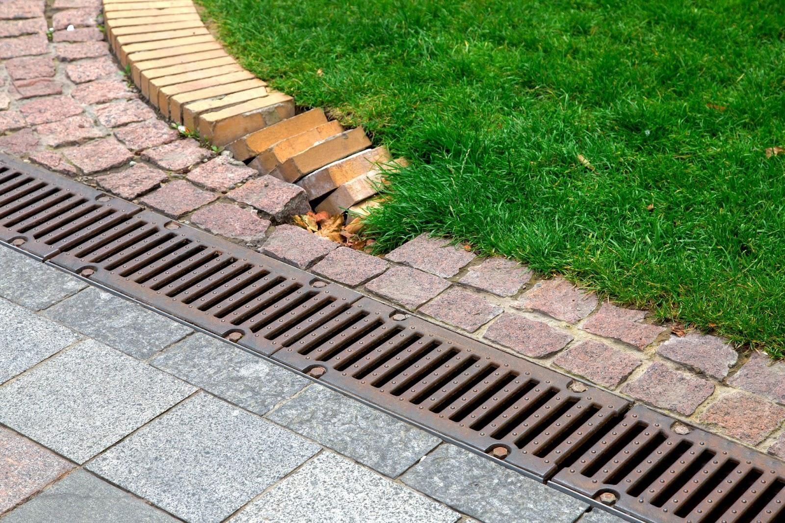 Yard drainage issue affecting home foundation in New Caney TX.