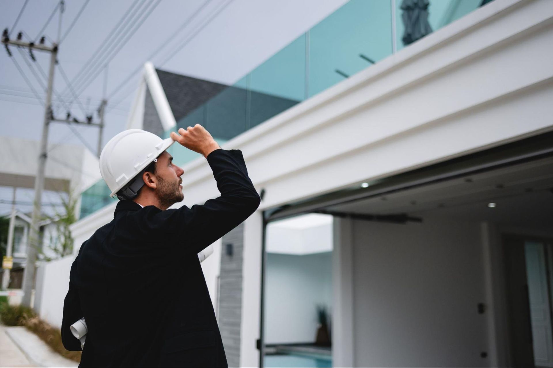 man in hard hat inspecting building exterior, representing home inspection in Splendora