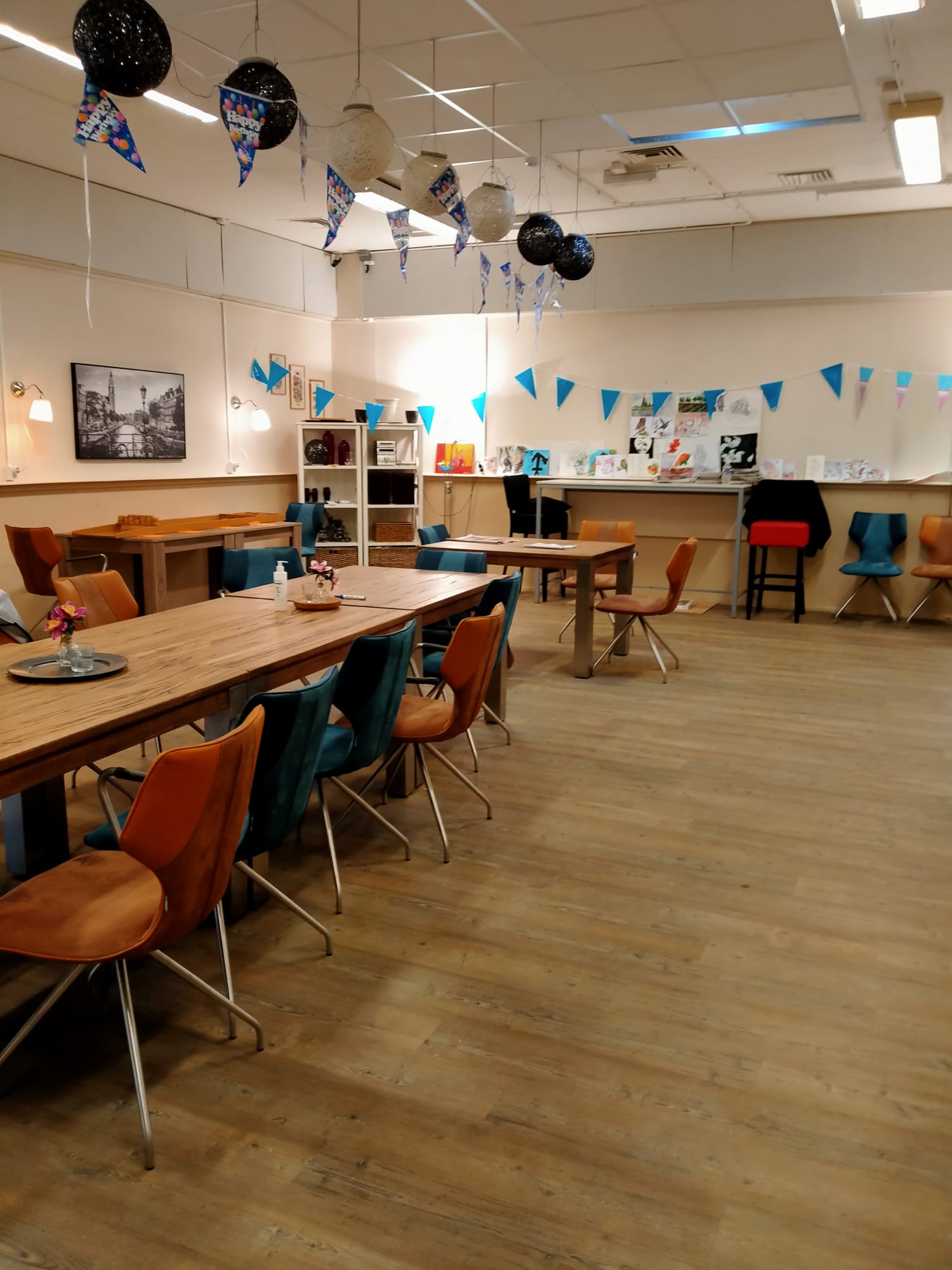 Zaal MaasStee wordt te klein. We gaan dansen in 't Markehuus te Peelo.